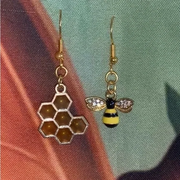 !!HANDMADE BEE/HONEYCOMB EARRINGS!! - Picture 2 of 2